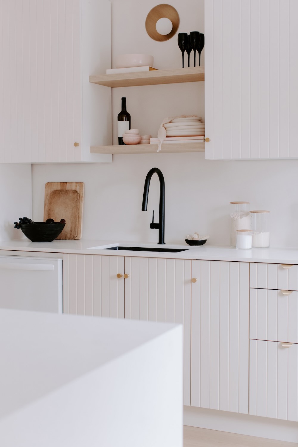 Adoptez un style minimaliste et fonctionnel pour votre petite cuisine