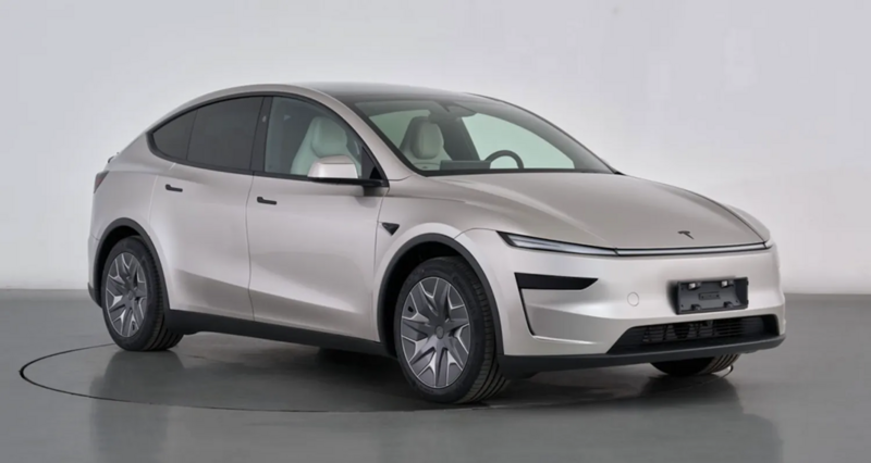 Tesla Model YL version longue en vue avant trois quarts, SUV électrique à six places