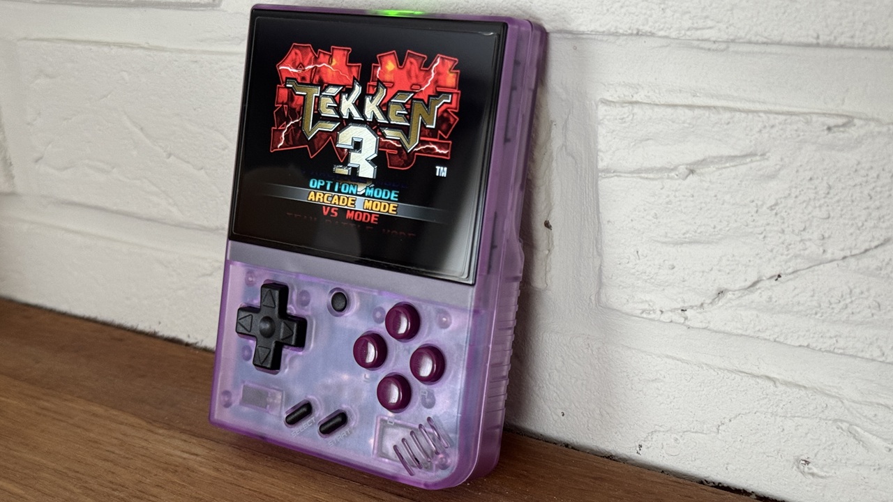 Miyoo Mini Plus en mode vertical jouant à Tekken 3 en émulation arcade, avec coque violette transparente 