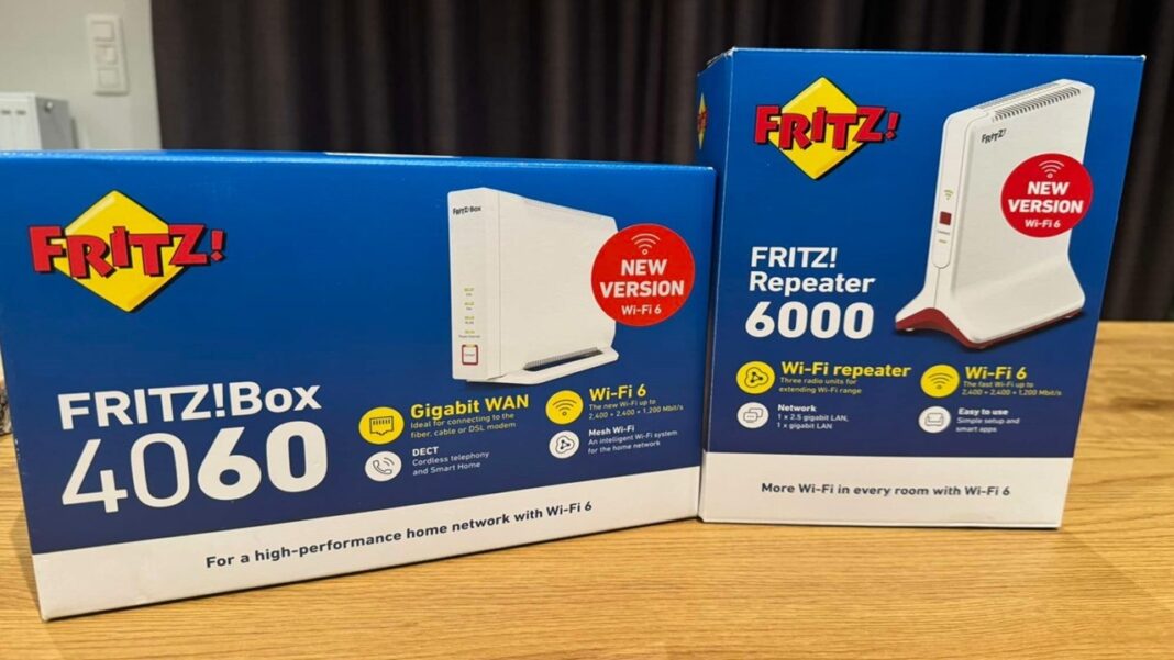 Boîtes des FRITZ!Box 4060 et FRITZ!Repeater 6000 côte à côte – solution Wi-Fi 6 tribande