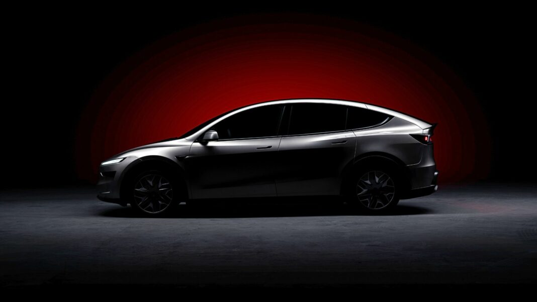 Profil latéral du Tesla Model YL sur fond sombre, version six places du SUV électrique